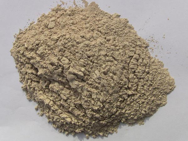 礬土性質(zhì) 礬土主要成分是氧化鋁，為煉鋁和耐火材料的主要原料。白色或灰白色，因含鐵而呈褐黃或淺紅色。密度3.45g/cm3，硬度1～3，不透明，質(zhì)脆。極難熔化，不溶于水，能溶于硫酸、氫氧化鈉溶液。 地區(qū)分布 中國(guó)鋁土礦資源比較豐富，在全國(guó)18個(gè)省、自治區(qū)、直轄市已查明鋁土礦產(chǎn)地205處，其中大型產(chǎn)地72處（不包括臺(tái)灣），主要分布在山西、山東、河北、河南、貴州、四川、廣西、遼寧、湖南等地。 投資前景 1.可用于煉鋁工業(yè)。用于國(guó)防、航空、汽車、電器、化工、日常生活用品等。 2.可用于精密鑄造。礬土熟料加工成細(xì)粉做成鑄模后精鑄。用于軍工、航天、通訊、儀表、機(jī)械及醫(yī)療器械部門。 3.可用于耐火制品。高鋁礬土熟料耐火度高達(dá)1780℃，化學(xué)穩(wěn)定性強(qiáng)、物理性能良好。 4.硅酸鋁耐火纖維。用于鋼鐵、有色冶金、電子、石油、化工、宇航、原子能、國(guó)防等多種工業(yè)，消防人員可用耐火纖維布做成衣服。 5.制造礬土水泥、研磨材料、陶瓷工業(yè)以及化學(xué)工業(yè)可制鋁的各種化合物。 鋁礬土磨粉制備 鋁礬土粉是選用煅燒過(guò)的熟鋁礬土礦石用雷蒙磨加工制成的細(xì)粉，粒度通常為100目-325目，在耐火材料行業(yè)得到了廣泛的應(yīng)用。通常加工的流程為先經(jīng)顎式破碎機(jī)進(jìn)行破碎，然后篩分進(jìn)入鋁礬土雷蒙磨或鋁礬土超細(xì)磨粉機(jī)中，進(jìn)行鋁礬土粉制備，使其應(yīng)用更加廣泛。